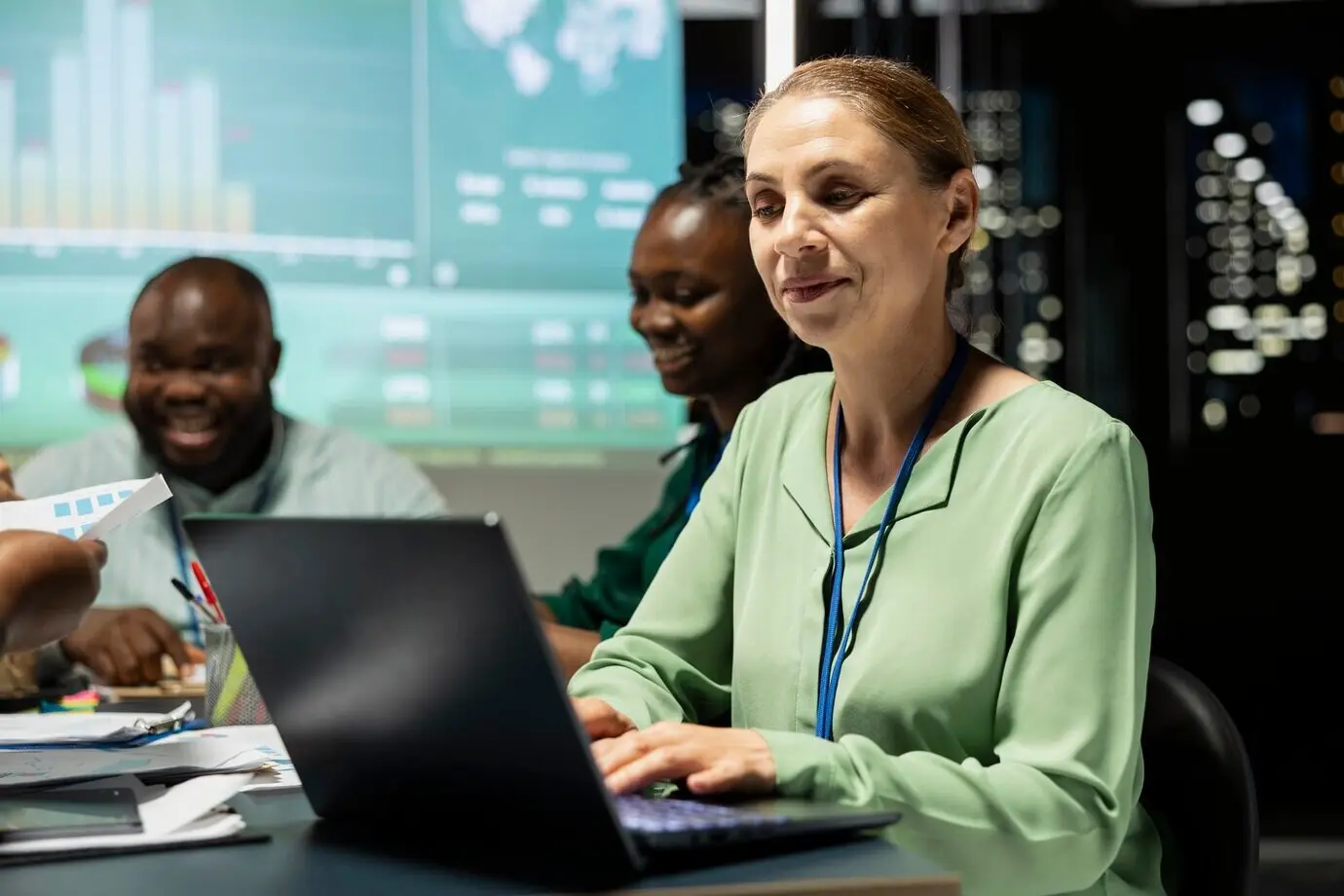 El gerente general, en una reunión nocturna, analiza datos del mercado global para un pronóstico financiero y mensual.