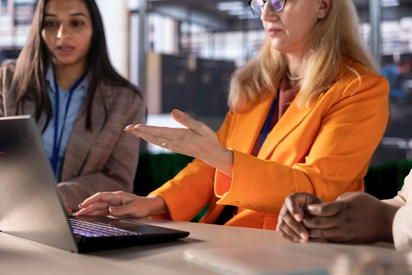 Un equipo de mujeres gerentes elabora estrategias de crecimiento empresarial en una industria competitiva, mostrando su